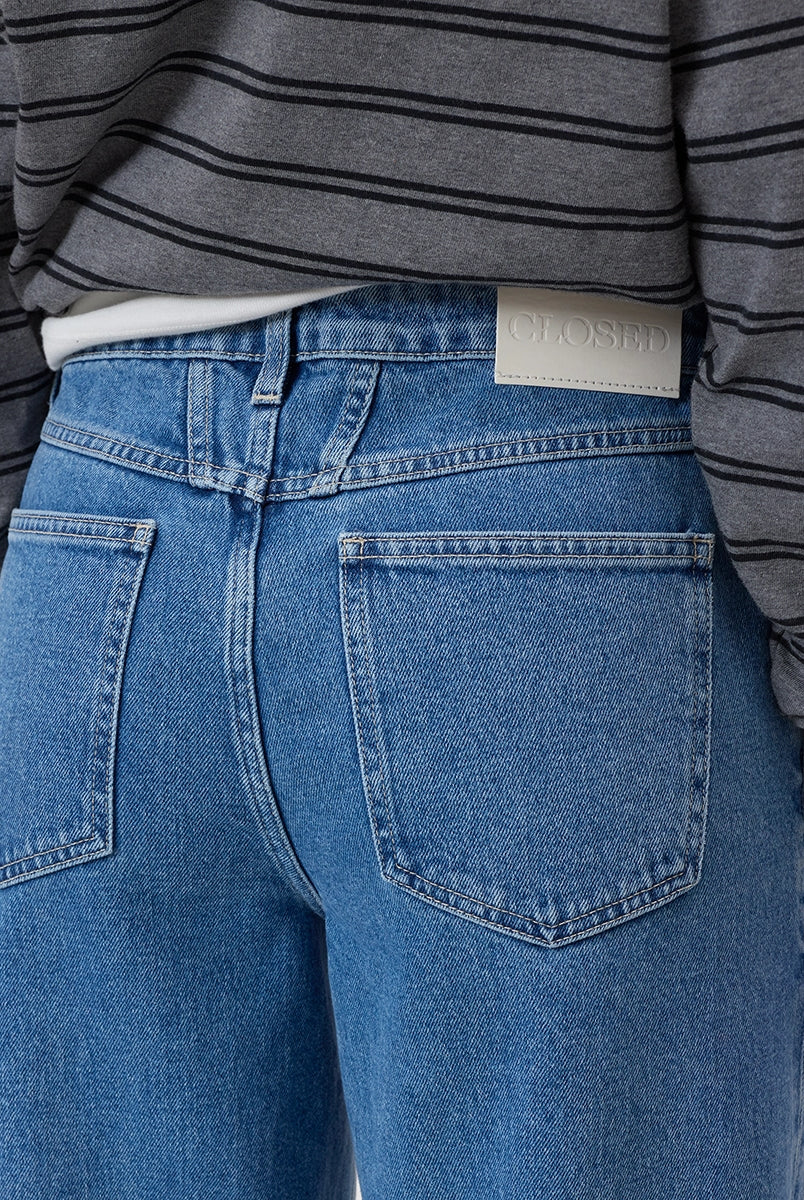 Luźne, niebieskie jeansy Stover-X CLOSED ze średnim stanem, skróconą, lekko zaokrągloną nogawką i charakterystycznym dla marki wzorem kieszeni X-pocket. Wykonane ze świetnej jakości, miękkiego denimu z domieszką streczu, który gwarantuje niesamowity komfort noszenia. Wyprodukowano we Włoszech. -Średni stan -Skrócona nogawka -Zamów w swoim standardowym rozmiarze