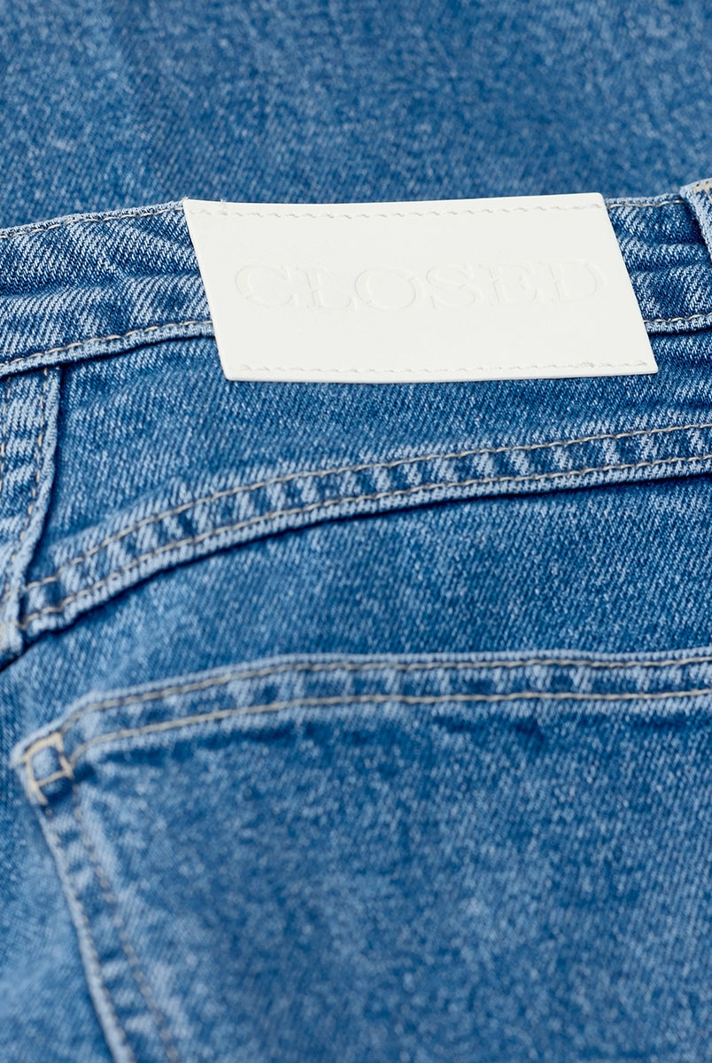 Luźne, niebieskie jeansy Stover-X CLOSED ze średnim stanem, skróconą, lekko zaokrągloną nogawką i charakterystycznym dla marki wzorem kieszeni X-pocket. Wykonane ze świetnej jakości, miękkiego denimu z domieszką streczu, który gwarantuje niesamowity komfort noszenia. Wyprodukowano we Włoszech. -Średni stan -Skrócona nogawka -Zamów w swoim standardowym rozmiarze