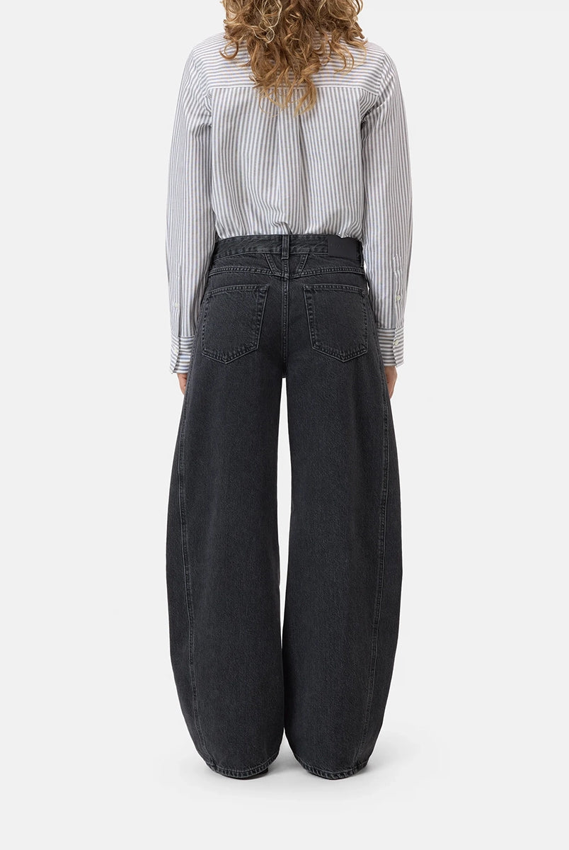 Luźne jeansy Tori-X CLOSED ze średnim stanem o kroju barrel z szeroką, długą nogawką. Wykonane z miękkiego, bawełnianego denimu. Z przodu posiadają charakterystyczne dla marki, skośne kieszenie i niewielką naszywkę z logo. Ten model to nowoczesne sporzenie na styl lat 80. Wykonane we Włoszech z bawełny organicznej. Spodnie są częścią linii A BETTER BLUE.