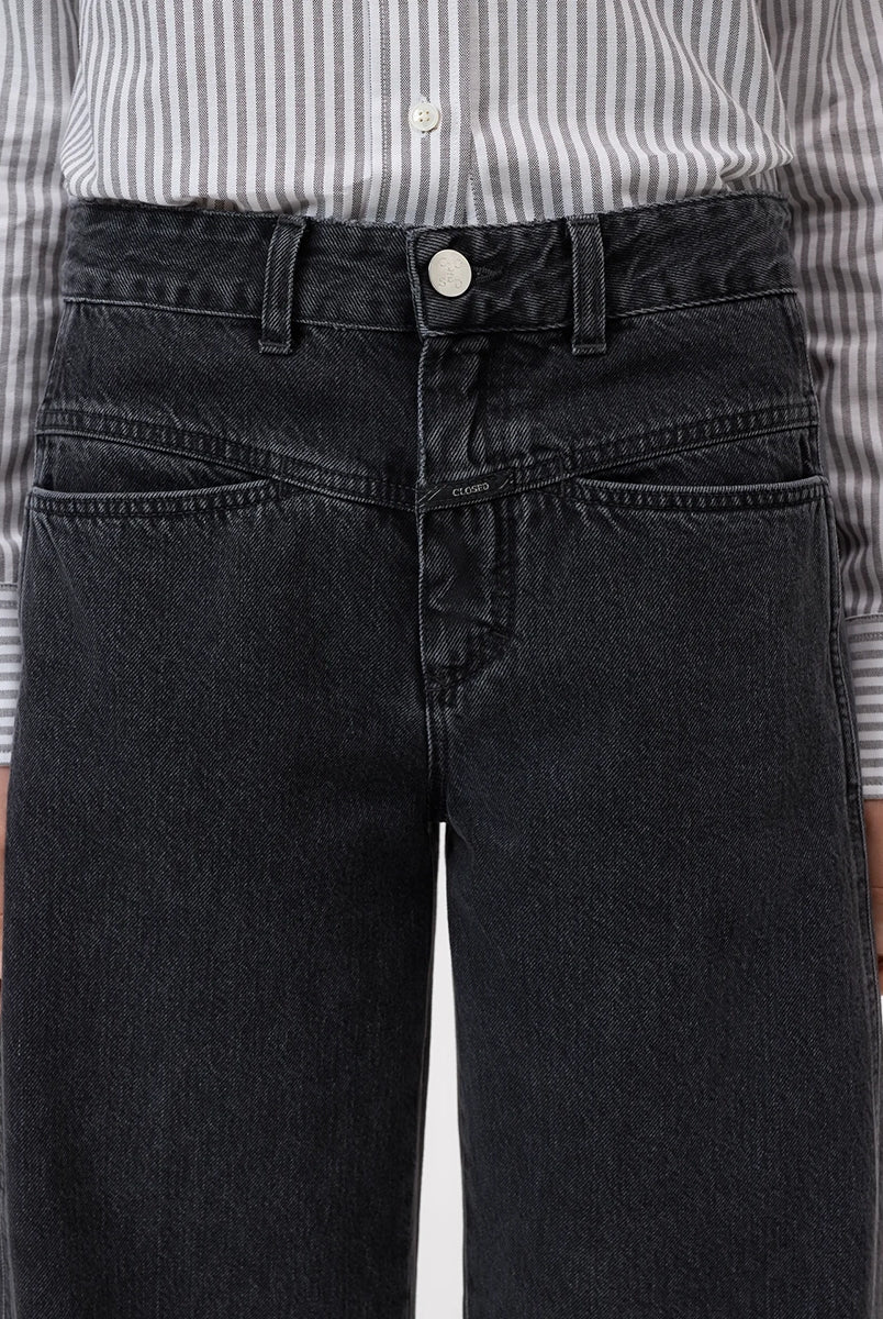 Luźne jeansy Tori-X CLOSED ze średnim stanem o kroju barrel z szeroką, długą nogawką. Wykonane z miękkiego, bawełnianego denimu. Z przodu posiadają charakterystyczne dla marki, skośne kieszenie i niewielką naszywkę z logo. Ten model to nowoczesne sporzenie na styl lat 80. Wykonane we Włoszech z bawełny organicznej. Spodnie są częścią linii A BETTER BLUE.