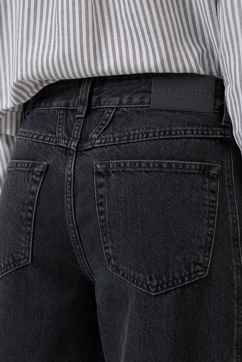 Luźne jeansy Tori-X CLOSED ze średnim stanem o kroju barrel z szeroką, długą nogawką. Wykonane z miękkiego, bawełnianego denimu. Z przodu posiadają charakterystyczne dla marki, skośne kieszenie i niewielką naszywkę z logo. Ten model to nowoczesne sporzenie na styl lat 80. Wykonane we Włoszech z bawełny organicznej. Spodnie są częścią linii A BETTER BLUE.