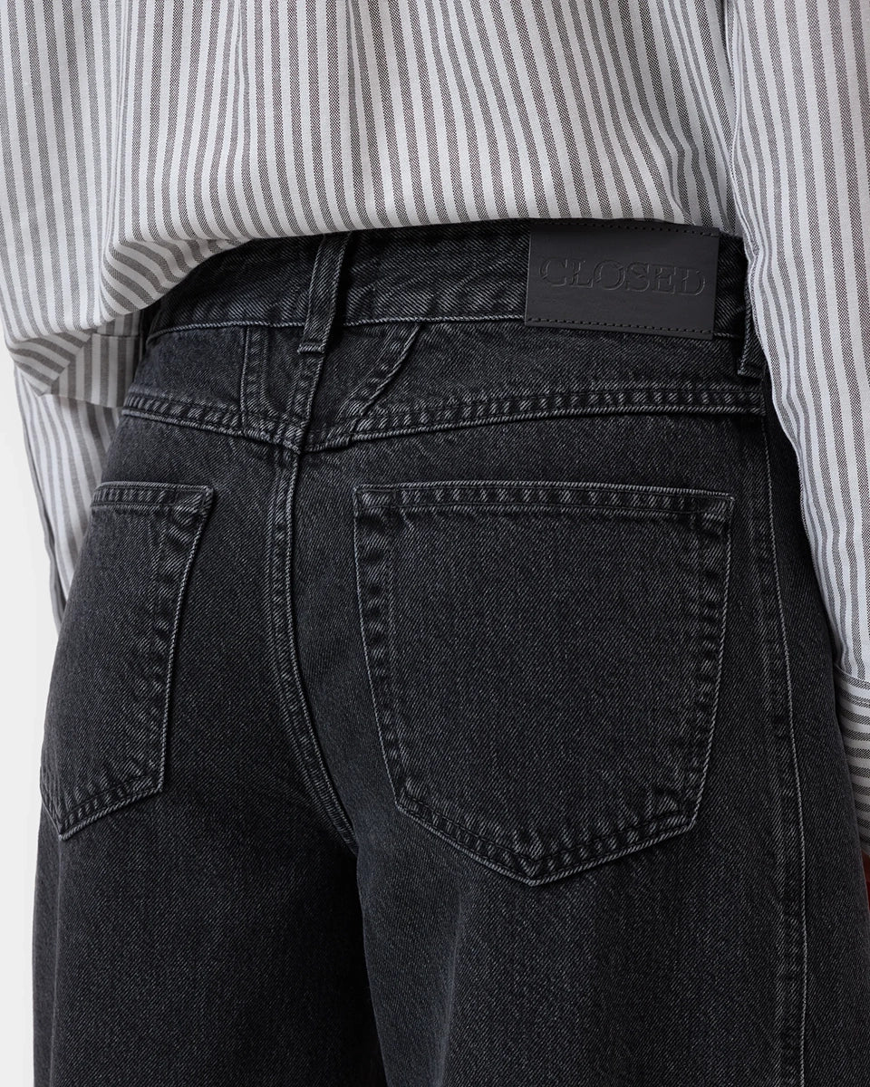 Luźne jeansy Tori-X CLOSED ze średnim stanem o kroju barrel z szeroką, długą nogawką. Wykonane z miękkiego, bawełnianego denimu. Z przodu posiadają charakterystyczne dla marki, skośne kieszenie i niewielką naszywkę z logo. Ten model to nowoczesne sporzenie na styl lat 80. Wykonane we Włoszech z bawełny organicznej. Spodnie są częścią linii A BETTER BLUE.
