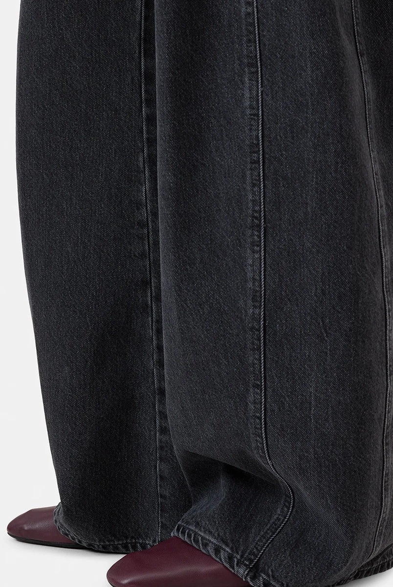 Luźne jeansy Tori-X CLOSED ze średnim stanem o kroju barrel z szeroką, długą nogawką. Wykonane z miękkiego, bawełnianego denimu. Z przodu posiadają charakterystyczne dla marki, skośne kieszenie i niewielką naszywkę z logo. Ten model to nowoczesne sporzenie na styl lat 80. Wykonane we Włoszech z bawełny organicznej. Spodnie są częścią linii A BETTER BLUE.