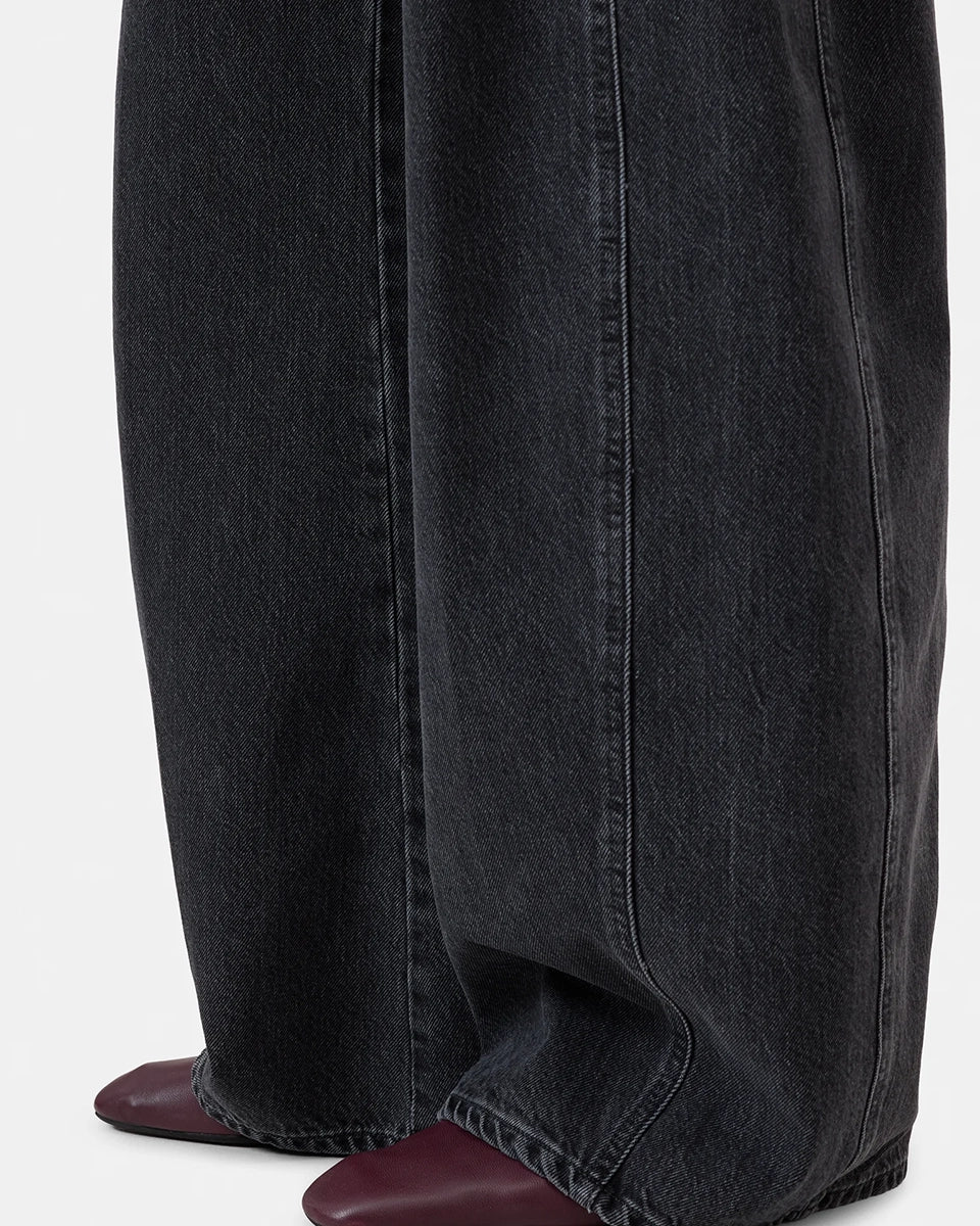 Luźne jeansy Tori-X CLOSED ze średnim stanem o kroju barrel z szeroką, długą nogawką. Wykonane z miękkiego, bawełnianego denimu. Z przodu posiadają charakterystyczne dla marki, skośne kieszenie i niewielką naszywkę z logo. Ten model to nowoczesne sporzenie na styl lat 80. Wykonane we Włoszech z bawełny organicznej. Spodnie są częścią linii A BETTER BLUE.
