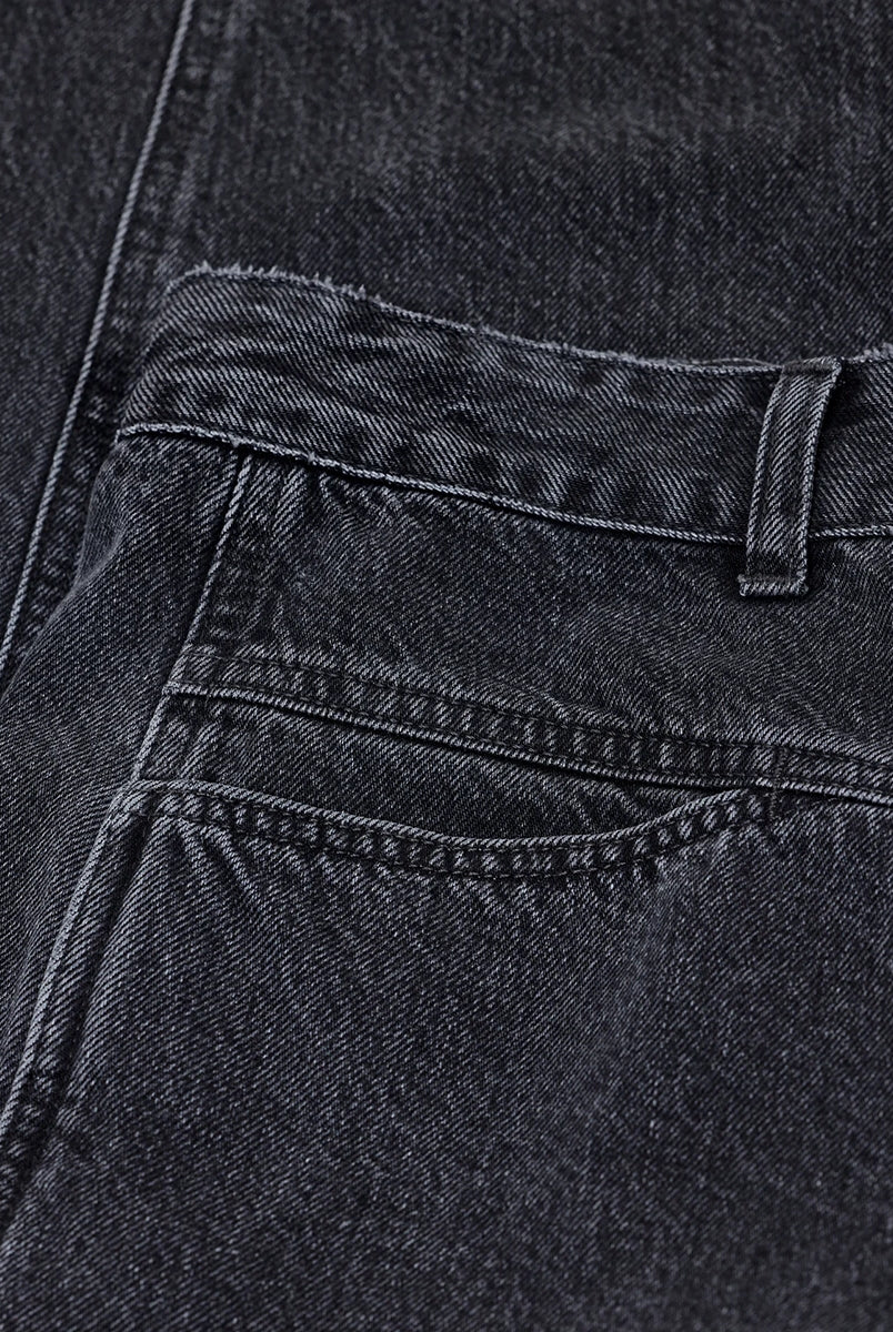 Luźne jeansy Tori-X CLOSED ze średnim stanem o kroju barrel z szeroką, długą nogawką. Wykonane z miękkiego, bawełnianego denimu. Z przodu posiadają charakterystyczne dla marki, skośne kieszenie i niewielką naszywkę z logo. Ten model to nowoczesne sporzenie na styl lat 80. Wykonane we Włoszech z bawełny organicznej. Spodnie są częścią linii A BETTER BLUE.