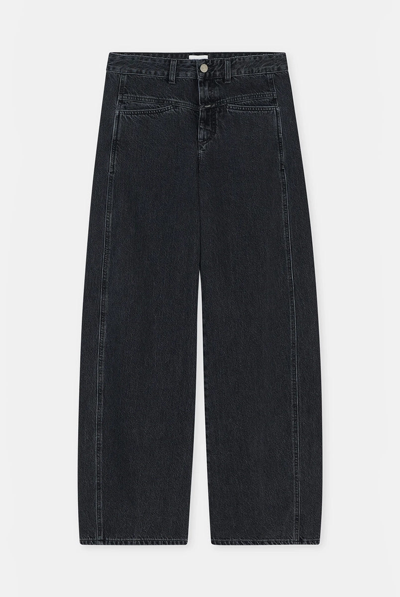Luźne jeansy Tori-X CLOSED ze średnim stanem o kroju barrel z szeroką, długą nogawką. Wykonane z miękkiego, bawełnianego denimu. Z przodu posiadają charakterystyczne dla marki, skośne kieszenie i niewielką naszywkę z logo. Ten model to nowoczesne sporzenie na styl lat 80. Wykonane we Włoszech z bawełny organicznej. Spodnie są częścią linii A BETTER BLUE.