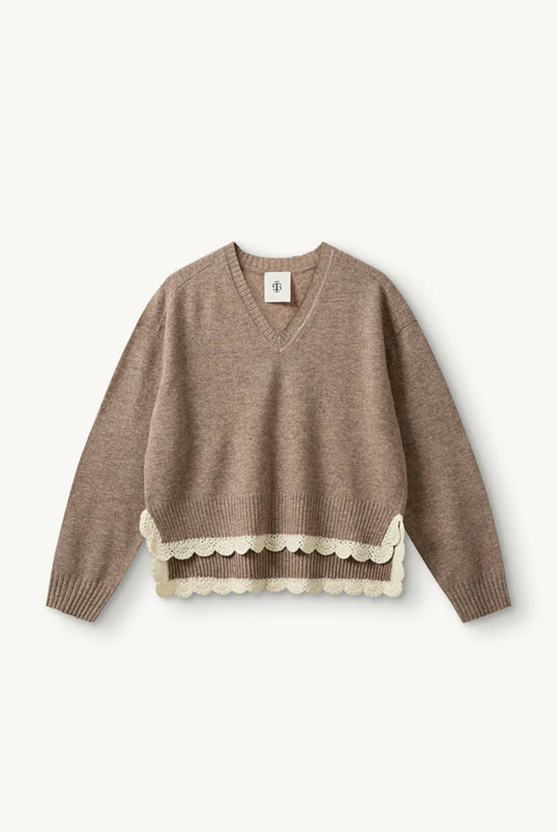 Miękki, luźny sweter Como Crochet Beige Melange z długim rękawem i dekoltem w serek. Dzięki krótszemu przodowi i dłuższemu tyłowi tworzy on korzystną dla sylwetki, swobodnie układającą się linię. U dołu wykończony jest delikatną koronką dodającą subtelnego charakteru. Wykonany z mieszanki wełny i kaszmiru.
-Dekolt w serek
-Wykończony pasem z koronki
-Tkanina z wełną i kaszmirem