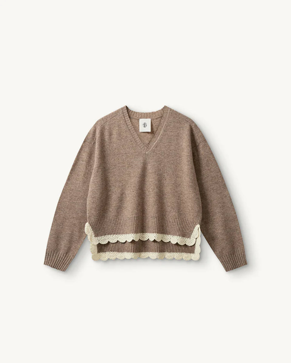 Miękki, luźny sweter Como Crochet Beige Melange z długim rękawem i dekoltem w serek. Dzięki krótszemu przodowi i dłuższemu tyłowi tworzy on korzystną dla sylwetki, swobodnie układającą się linię. U dołu wykończony jest delikatną koronką dodającą subtelnego charakteru. Wykonany z mieszanki wełny i kaszmiru.
-Dekolt w serek
-Wykończony pasem z koronki
-Tkanina z wełną i kaszmirem