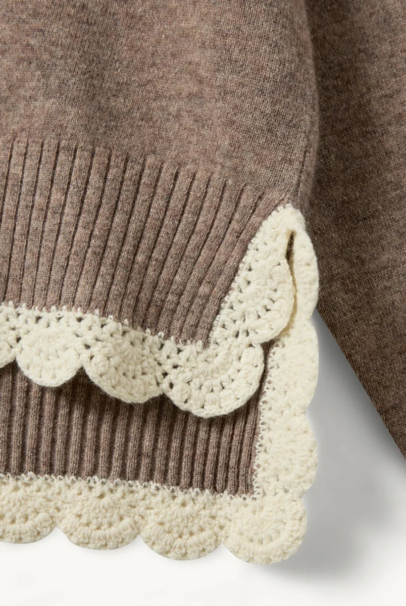 Miękki, luźny sweter Como Crochet Beige Melange z długim rękawem i dekoltem w serek. Dzięki krótszemu przodowi i dłuższemu tyłowi tworzy on korzystną dla sylwetki, swobodnie układającą się linię. U dołu wykończony jest delikatną koronką dodającą subtelnego charakteru. Wykonany z mieszanki wełny i kaszmiru.
-Dekolt w serek
-Wykończony pasem z koronki
-Tkanina z wełną i kaszmirem
