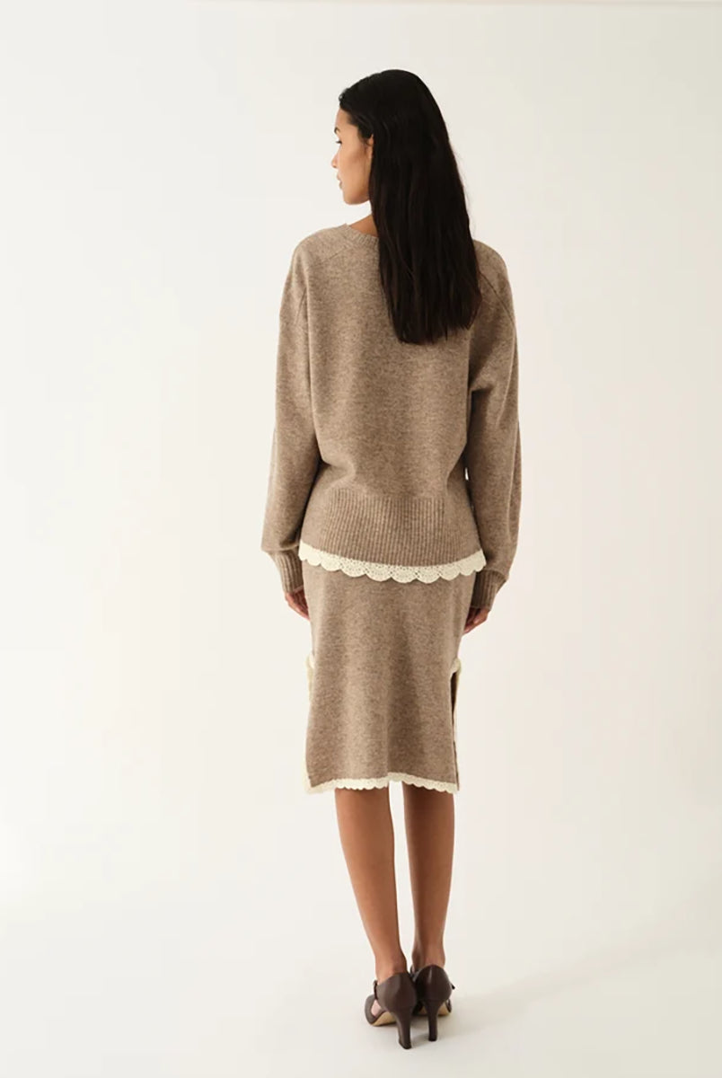 Spódnica Como Crochet Beige Melange typu "slip" wyróżnia się nowoczesnym, smukłym krojem oraz rozcięciami po obu stronach, które zapewniają swobodę ruchów i wygodę. Jej minimalistyczny fason pięknie podkreśla sylwetkę, a boczne rozcięcia dodają całości subtelnego charakteru i zapewniają przewiewność. Ma długość za kolano. Wykonana z mieszanki wełny i kaszmiru.
-Minimalistyczny fason
-Zakończona koronką
-Tkanina z wełną i kaszmirem