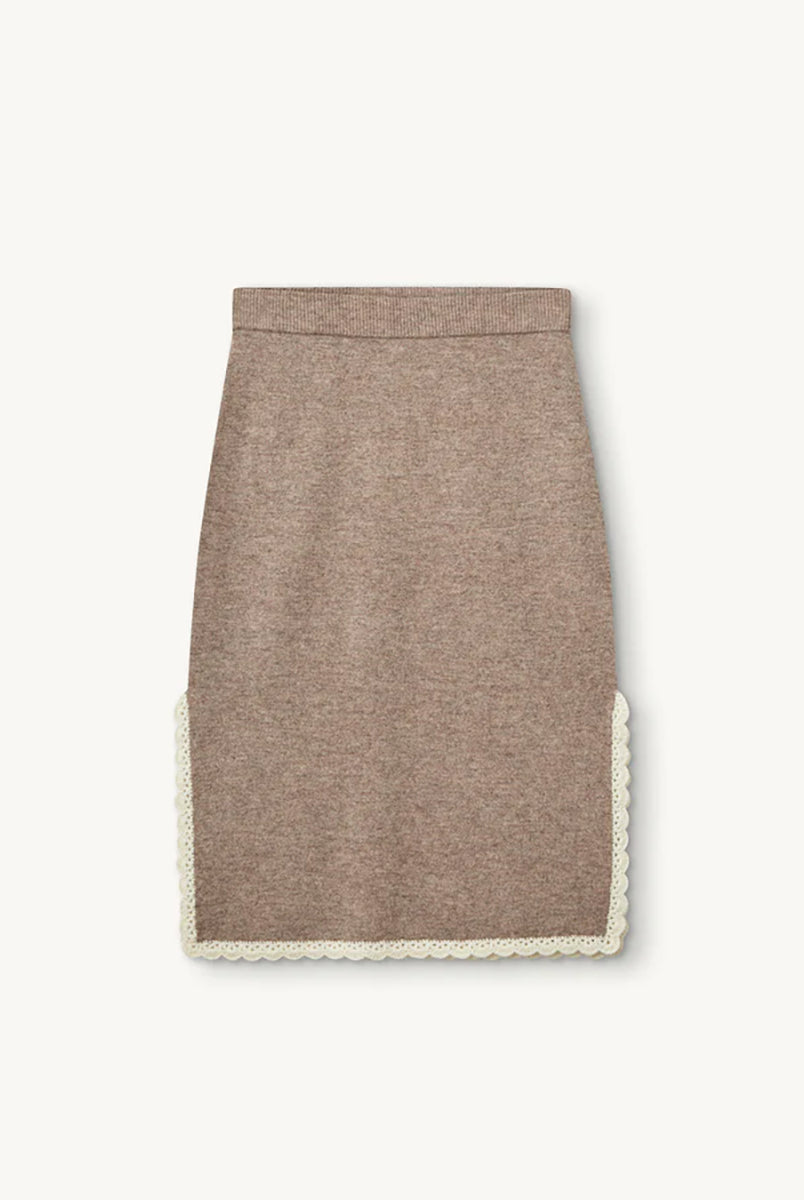 Spódnica Como Crochet Beige Melange typu "slip" wyróżnia się nowoczesnym, smukłym krojem oraz rozcięciami po obu stronach, które zapewniają swobodę ruchów i wygodę. Jej minimalistyczny fason pięknie podkreśla sylwetkę, a boczne rozcięcia dodają całości subtelnego charakteru i zapewniają przewiewność. Ma długość za kolano. Wykonana z mieszanki wełny i kaszmiru.
-Minimalistyczny fason
-Zakończona koronką
-Tkanina z wełną i kaszmirem