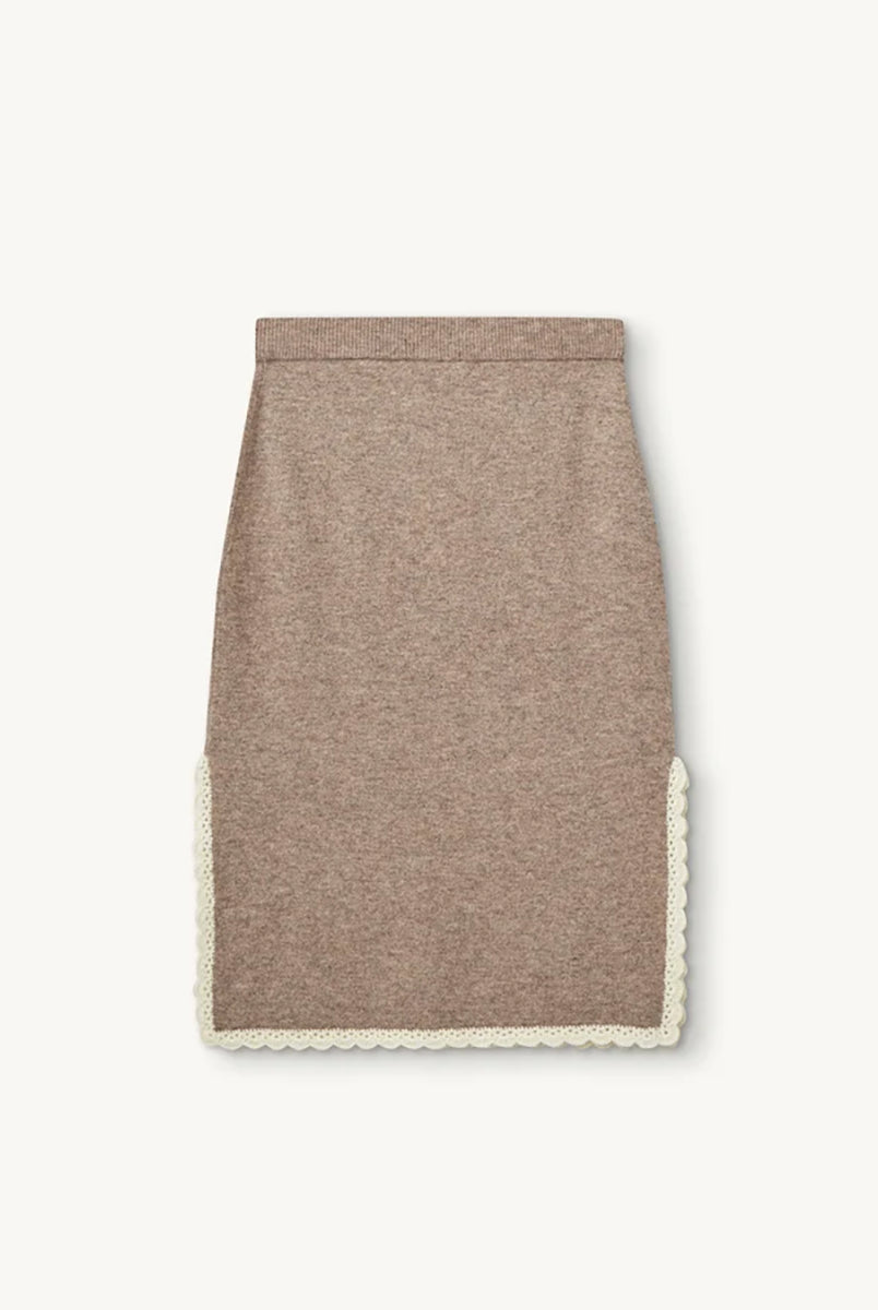 Spódnica Como Crochet Beige Melange typu "slip" wyróżnia się nowoczesnym, smukłym krojem oraz rozcięciami po obu stronach, które zapewniają swobodę ruchów i wygodę. Jej minimalistyczny fason pięknie podkreśla sylwetkę, a boczne rozcięcia dodają całości subtelnego charakteru i zapewniają przewiewność. Ma długość za kolano. Wykonana z mieszanki wełny i kaszmiru.
-Minimalistyczny fason
-Zakończona koronką
-Tkanina z wełną i kaszmirem