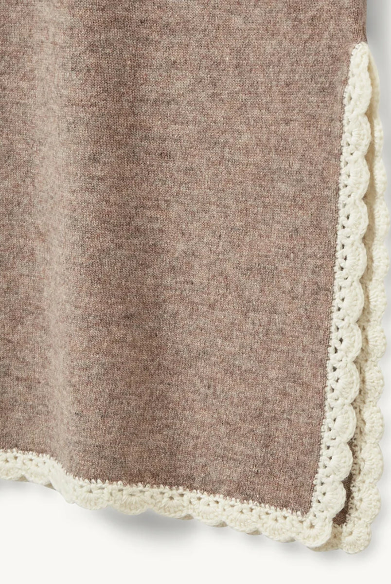 Spódnica Como Crochet Beige Melange typu "slip" wyróżnia się nowoczesnym, smukłym krojem oraz rozcięciami po obu stronach, które zapewniają swobodę ruchów i wygodę. Jej minimalistyczny fason pięknie podkreśla sylwetkę, a boczne rozcięcia dodają całości subtelnego charakteru i zapewniają przewiewność. Ma długość za kolano. Wykonana z mieszanki wełny i kaszmiru.
-Minimalistyczny fason
-Zakończona koronką
-Tkanina z wełną i kaszmirem