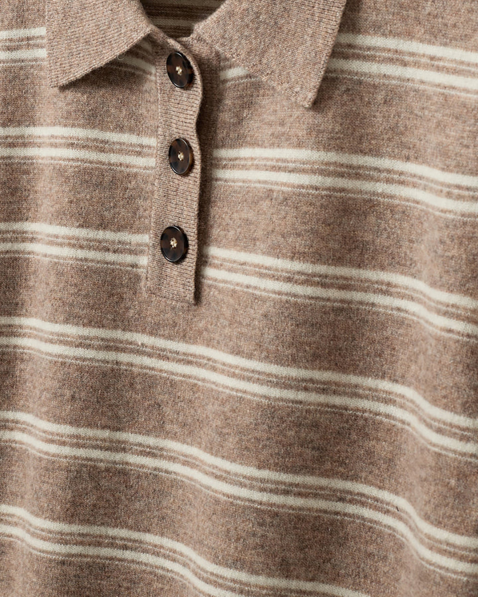 Luźne, dzianinowe polo Como Beige Melange/Cream Stripe w paski, z klasycznym kołnierzykiem zapinanym na trzy guziki. Rękawy i dół zakończone są klasycznymi ściągaczami. Wykonane z tkaniny z wełną i kaszmirem. Krótki rękaw i luźny fason zapewnia przewiewność oraz swobodę ruchów. Zestaw go z ulubionymi jeansami, aby uzyskać klasyczną, modną stylizację.
-Kołnierzyk z guzikami
-Tkanina z wełną i kaszmirem