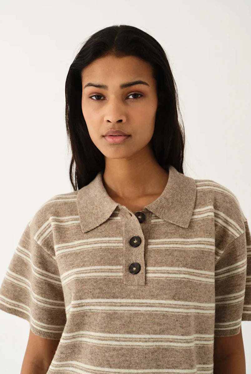 Luźne, dzianinowe polo Como Beige Melange/Cream Stripe w paski, z klasycznym kołnierzykiem zapinanym na trzy guziki. Rękawy i dół zakończone są klasycznymi ściągaczami. Wykonane z tkaniny z wełną i kaszmirem. Krótki rękaw i luźny fason zapewnia przewiewność oraz swobodę ruchów. Zestaw go z ulubionymi jeansami, aby uzyskać klasyczną, modną stylizację.
-Kołnierzyk z guzikami
-Tkanina z wełną i kaszmirem