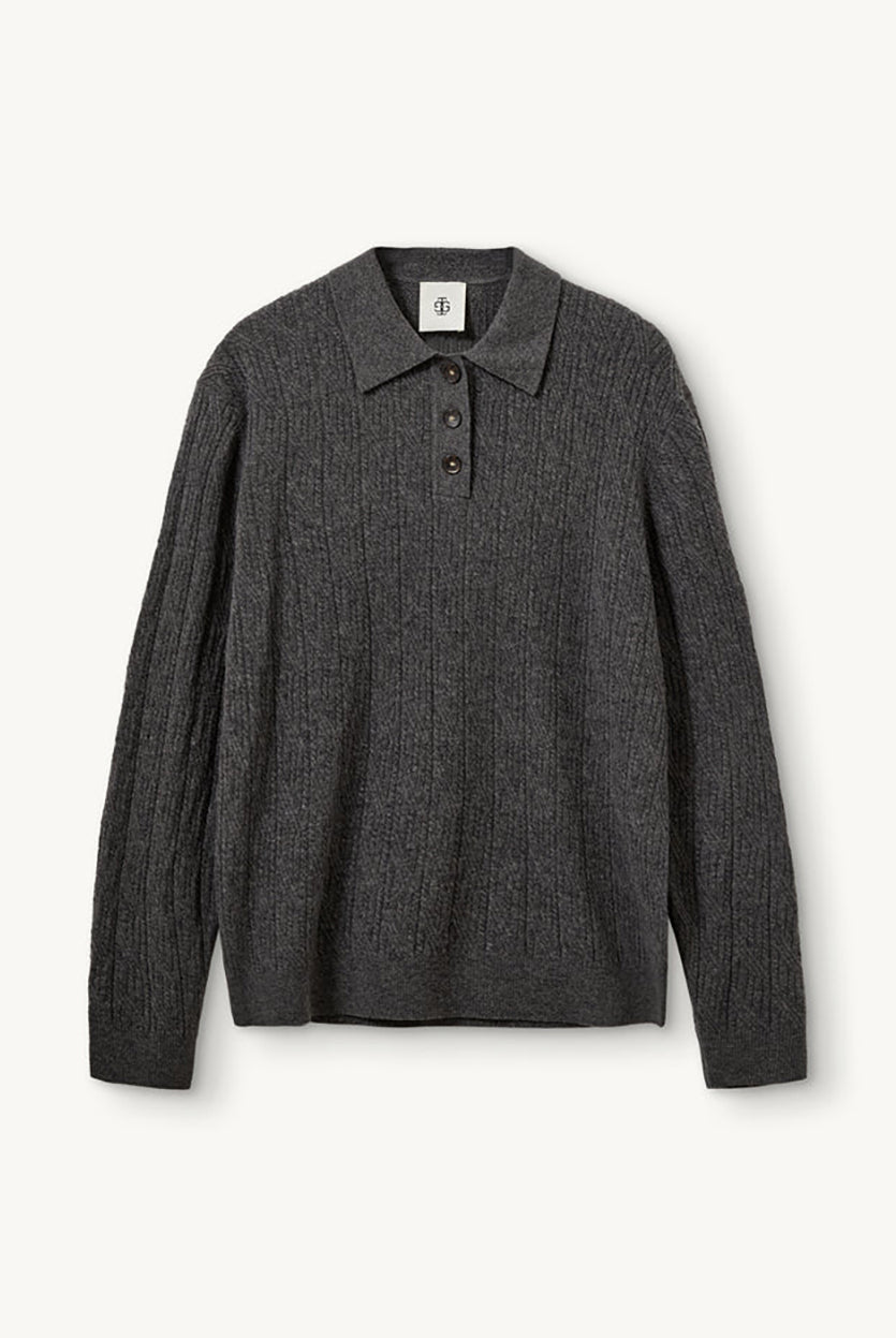 Luźny, miękki, dzianinowy sweter Como Cable Grey Melange w warkoczowy splot z klasycznym kołnierzykiem i długim rękawem. Przy kołnierzyku posiada trzy ciemne, kontrastujące guziki. Wykończony ściągaczami. Wykonany z mieszanki wełny i kaszmiru. Zestaw go z jasnymi jeansami i ulubionymi mokasynami, aby stworzyć idealną, wiosenną stylizację.
-Warkoczykowy splot
-Tkanina z wełną i kaszmirem
-Zamów w swoim standardowym rozmiarze