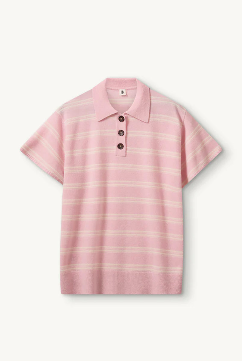 Luźne, dzianinowe polo Como Pink/Cream Stripe w paski, z klasycznym kołnierzykiem zapinanym na trzy guziki. Rękawy i dół zakończone są klasycznymi ściągaczami. Wykonane z tkaniny z wełną i kaszmirem. Krótki rękaw i luźny fason zapewnia przewiewność oraz swobodę ruchów. Zestaw go z ulubionymi jeansami, aby uzyskać klasyczną, modną stylizację.
-Kołnierzyk z guzikami
-Tkanina z wełną i kaszmirem