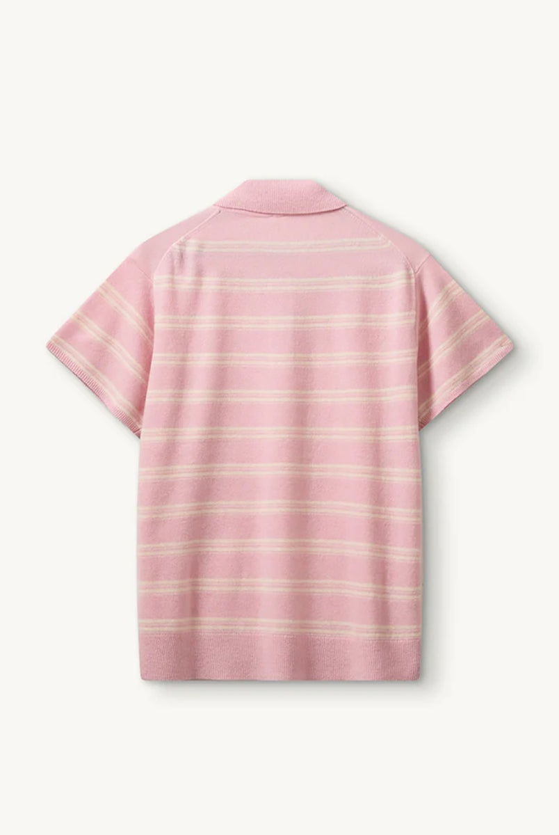 Luźne, dzianinowe polo Como Pink/Cream Stripe w paski, z klasycznym kołnierzykiem zapinanym na trzy guziki. Rękawy i dół zakończone są klasycznymi ściągaczami. Wykonane z tkaniny z wełną i kaszmirem. Krótki rękaw i luźny fason zapewnia przewiewność oraz swobodę ruchów. Zestaw go z ulubionymi jeansami, aby uzyskać klasyczną, modną stylizację.
-Kołnierzyk z guzikami
-Tkanina z wełną i kaszmirem
