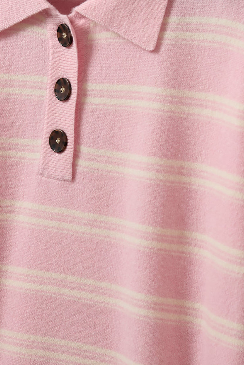 Luźne, dzianinowe polo Como Pink/Cream Stripe w paski, z klasycznym kołnierzykiem zapinanym na trzy guziki. Rękawy i dół zakończone są klasycznymi ściągaczami. Wykonane z tkaniny z wełną i kaszmirem. Krótki rękaw i luźny fason zapewnia przewiewność oraz swobodę ruchów. Zestaw go z ulubionymi jeansami, aby uzyskać klasyczną, modną stylizację.
-Kołnierzyk z guzikami
-Tkanina z wełną i kaszmirem