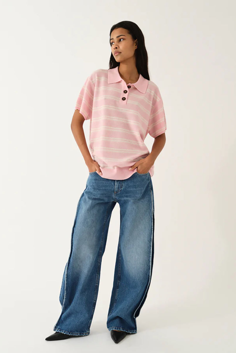 Luźne, dzianinowe polo Como Pink/Cream Stripe w paski, z klasycznym kołnierzykiem zapinanym na trzy guziki. Rękawy i dół zakończone są klasycznymi ściągaczami. Wykonane z tkaniny z wełną i kaszmirem. Krótki rękaw i luźny fason zapewnia przewiewność oraz swobodę ruchów. Zestaw go z ulubionymi jeansami, aby uzyskać klasyczną, modną stylizację.
-Kołnierzyk z guzikami
-Tkanina z wełną i kaszmirem