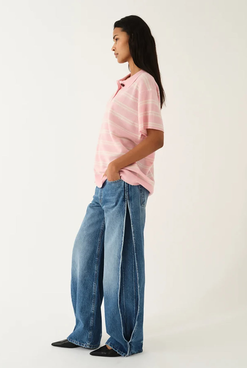 Luźne, dzianinowe polo Como Pink/Cream Stripe w paski, z klasycznym kołnierzykiem zapinanym na trzy guziki. Rękawy i dół zakończone są klasycznymi ściągaczami. Wykonane z tkaniny z wełną i kaszmirem. Krótki rękaw i luźny fason zapewnia przewiewność oraz swobodę ruchów. Zestaw go z ulubionymi jeansami, aby uzyskać klasyczną, modną stylizację.
-Kołnierzyk z guzikami
-Tkanina z wełną i kaszmirem
