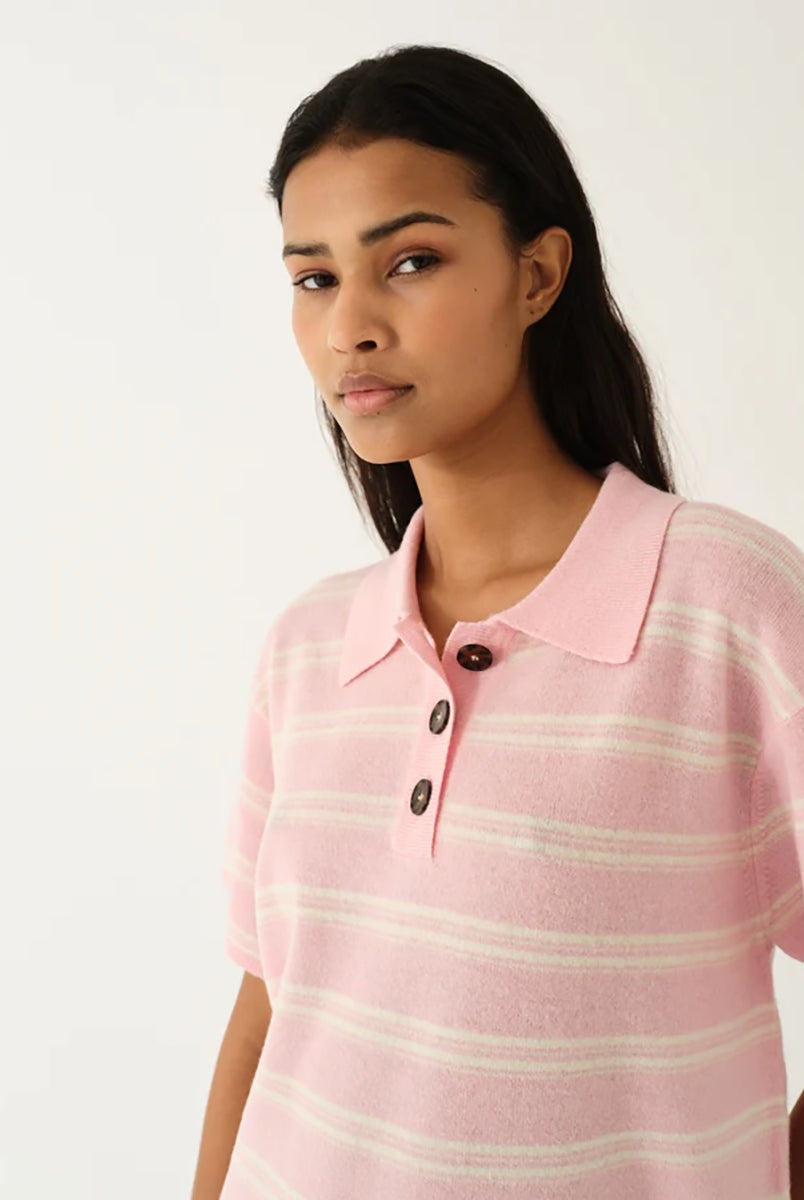 Luźne, dzianinowe polo Como Pink/Cream Stripe w paski, z klasycznym kołnierzykiem zapinanym na trzy guziki. Rękawy i dół zakończone są klasycznymi ściągaczami. Wykonane z tkaniny z wełną i kaszmirem. Krótki rękaw i luźny fason zapewnia przewiewność oraz swobodę ruchów. Zestaw go z ulubionymi jeansami, aby uzyskać klasyczną, modną stylizację.
-Kołnierzyk z guzikami
-Tkanina z wełną i kaszmirem