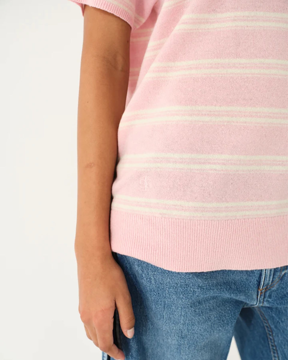 Luźne, dzianinowe polo Como Pink/Cream Stripe w paski, z klasycznym kołnierzykiem zapinanym na trzy guziki. Rękawy i dół zakończone są klasycznymi ściągaczami. Wykonane z tkaniny z wełną i kaszmirem. Krótki rękaw i luźny fason zapewnia przewiewność oraz swobodę ruchów. Zestaw go z ulubionymi jeansami, aby uzyskać klasyczną, modną stylizację.
-Kołnierzyk z guzikami
-Tkanina z wełną i kaszmirem