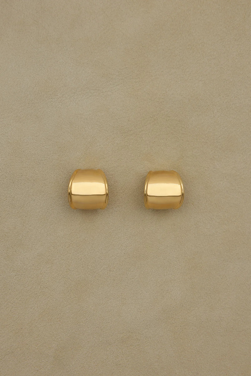 Minimalistyczne, zaokrąglone kolczyki 12124 RAGBAG Contour Hoops Gold ze srebra próby 925. Zapinane na szyft.
Bez niklu.
Kolczyki nie podlegają zwrotowi ani wymianie ze względów higienicznych.