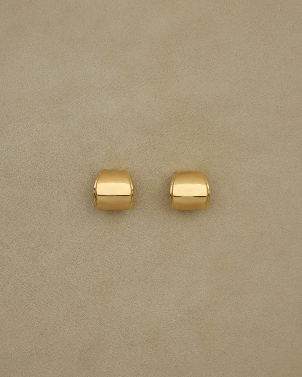 Minimalistyczne, zaokrąglone kolczyki 12124 RAGBAG Contour Hoops Gold ze srebra próby 925. Zapinane na szyft.
Bez niklu.
Kolczyki nie podlegają zwrotowi ani wymianie ze względów higienicznych.