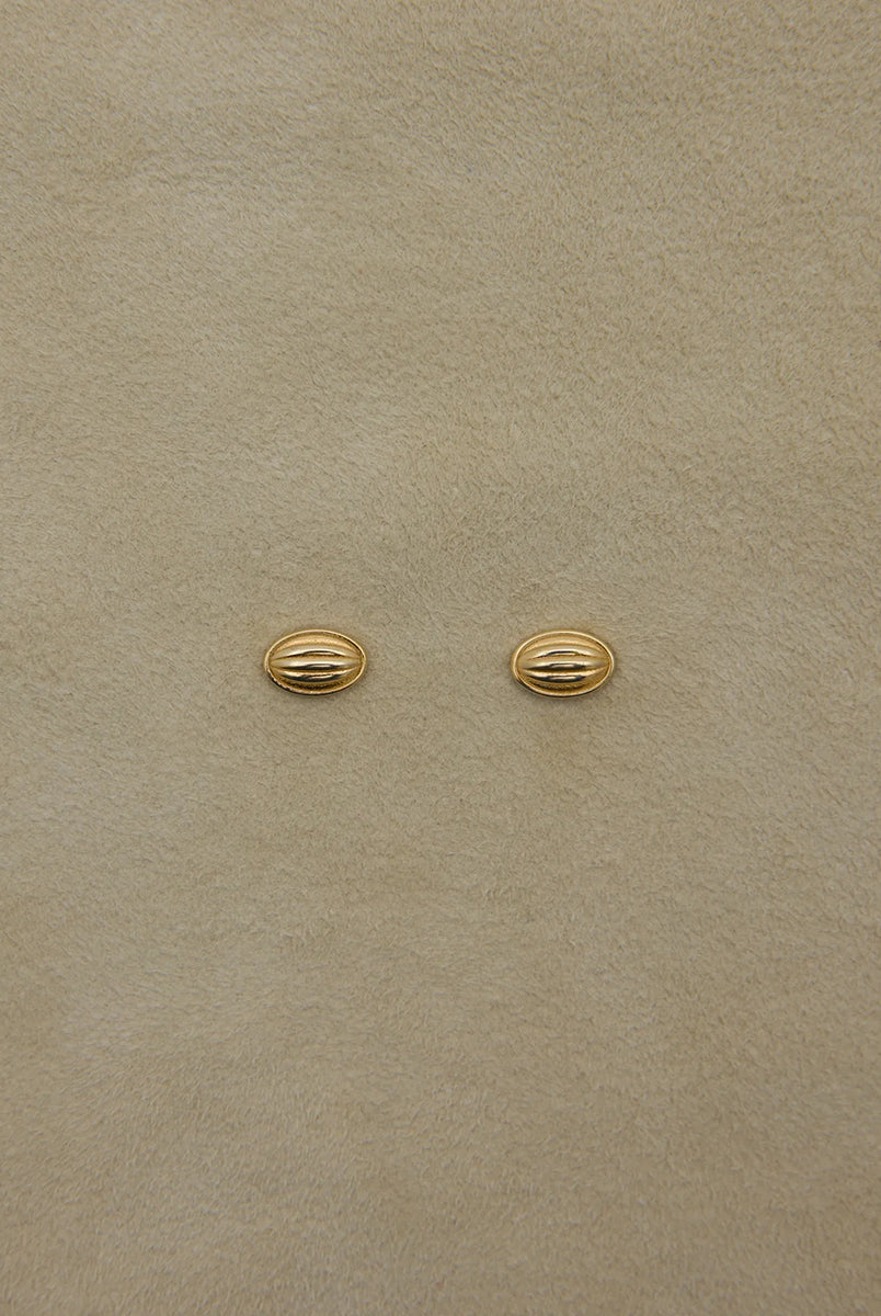 Klasyczne, owalne kolczyki 12120 RAGBAG Contour Mini Gold delikatnie zdobione żebrowanymi detalami. Zapinane na sztyft.
Bez niklu
Kolczyki nie podlegają zwrotowi ani wymianie ze względów higienicznych.