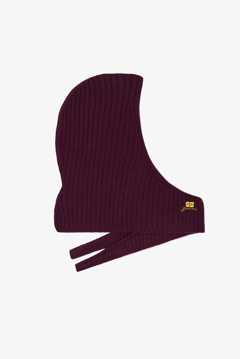 Burgundowa, prążkowana balaclava 6927 Burgundy marki GANNI z wyhaftowanym logo marki. Zaprojektowana tak, aby nosić ją jako kaptur, a dodatkowe szaliki owinąć wokół szyi. Wykonana z dzianiny z wełną.