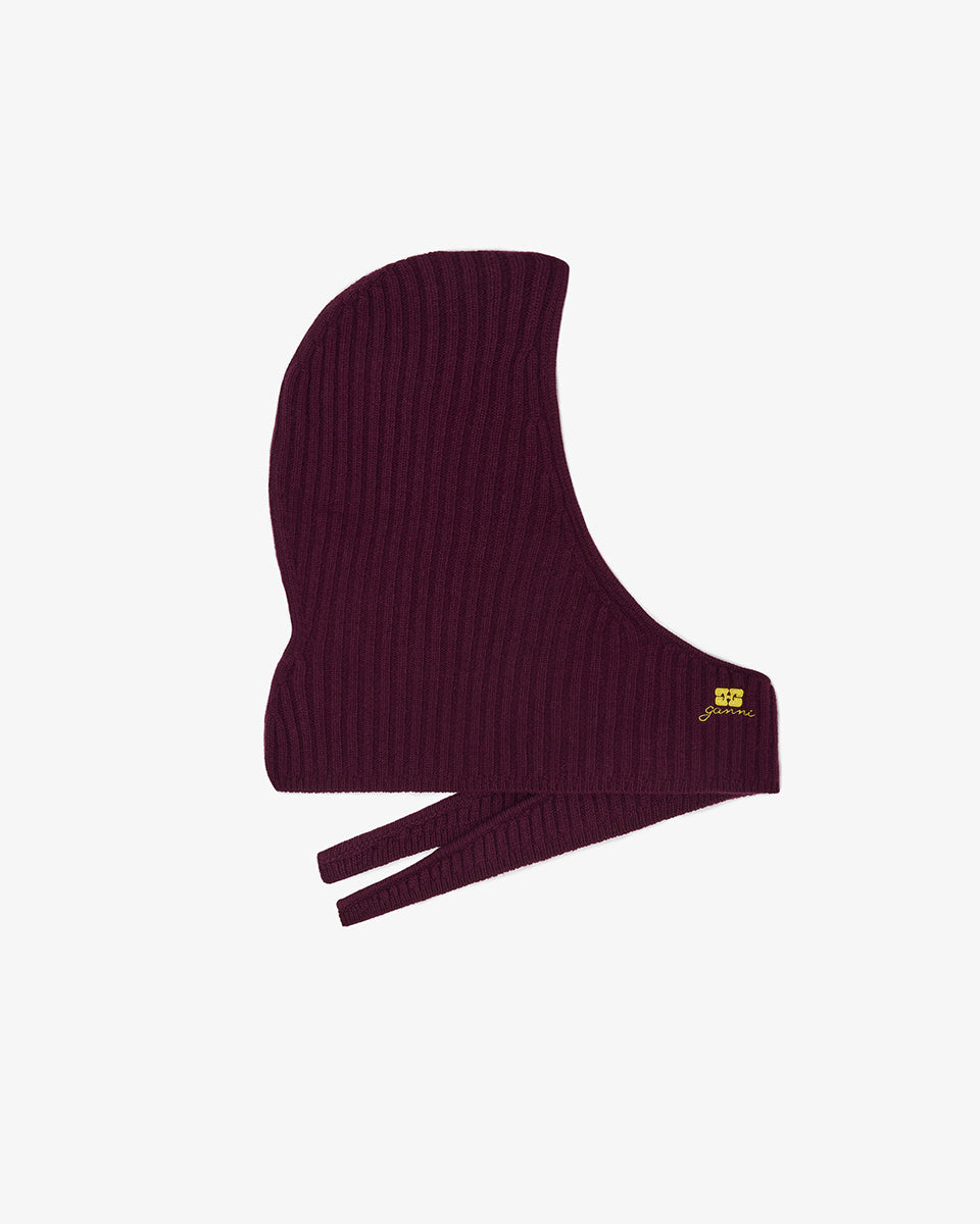 Burgundowa, prążkowana balaclava 6927 Burgundy marki GANNI z wyhaftowanym logo marki. Zaprojektowana tak, aby nosić ją jako kaptur, a dodatkowe szaliki owinąć wokół szyi. Wykonana z dzianiny z wełną.
