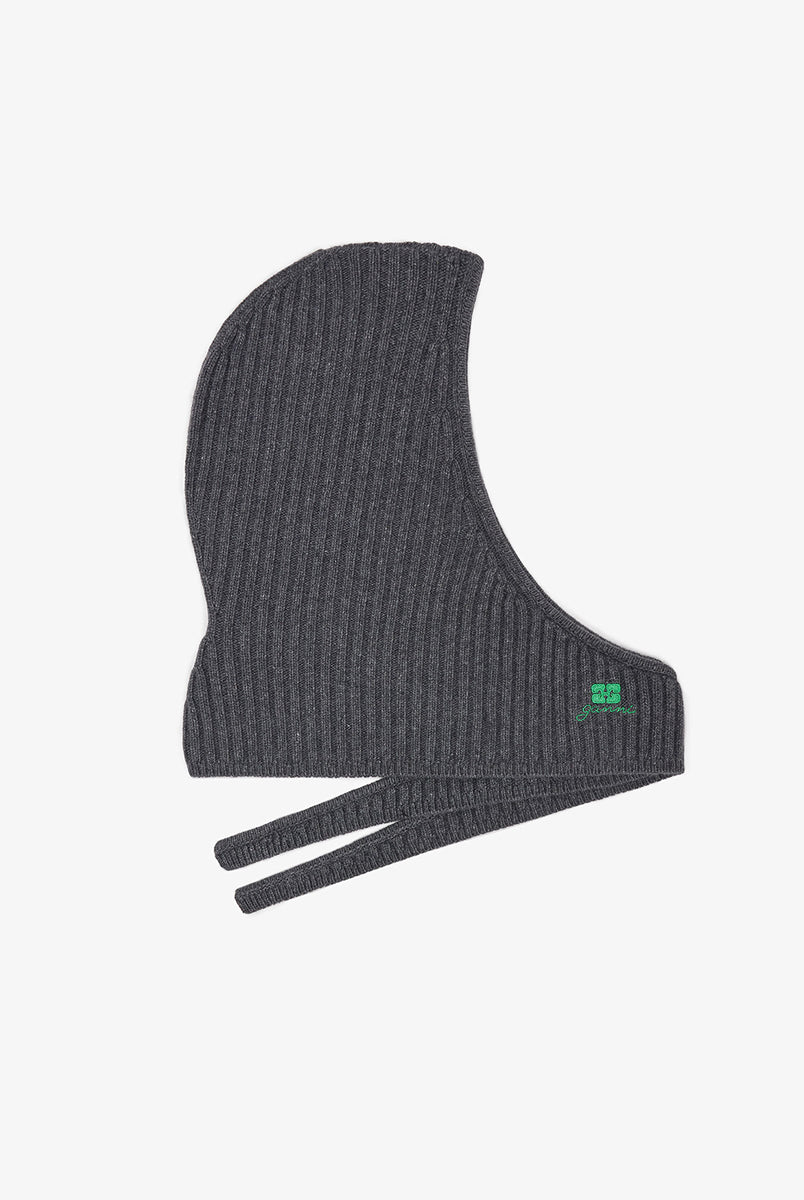 Szara balaclava 6925 Charcoal Grey marki GANNI z wyhaftowanym logo marki. Zaprojektowana tak, aby nosić ją jako kaptur, a dodatkowe szaliki owinąć wokół szyi. Wykonana z dzianiny z wełną.