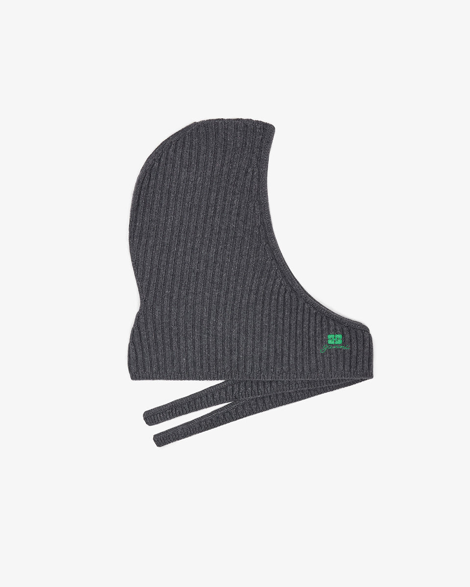 Szara balaclava 6925 Charcoal Grey marki GANNI z wyhaftowanym logo marki. Zaprojektowana tak, aby nosić ją jako kaptur, a dodatkowe szaliki owinąć wokół szyi. Wykonana z dzianiny z wełną.