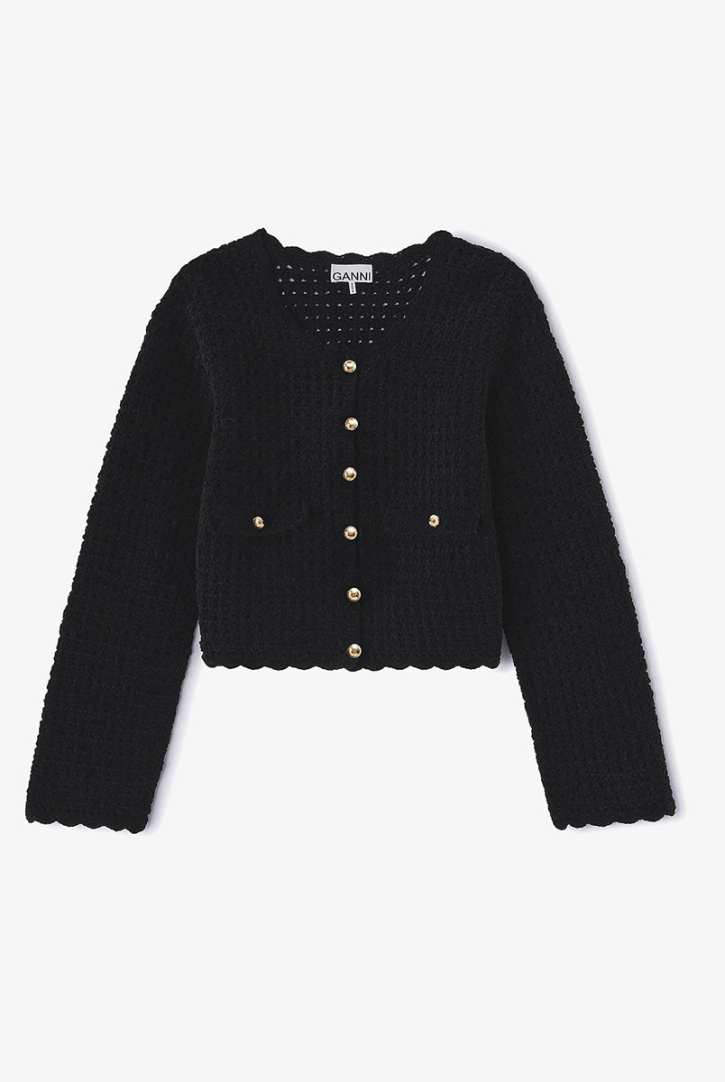 Krótki, czarny kardigan Chenille Crochet Black marki GANNI o pudełkowym kroju, z dekoltem w kształcie litery V i długimi rękawami. Zapinany na złote guziczki. Wykonany z dzianiny z bawełny organicznej o szydełkowym splocie.
-Krótki fason
-Szydełkowy splot
-Zamów kardigan w swoim normalnym rozmiarze