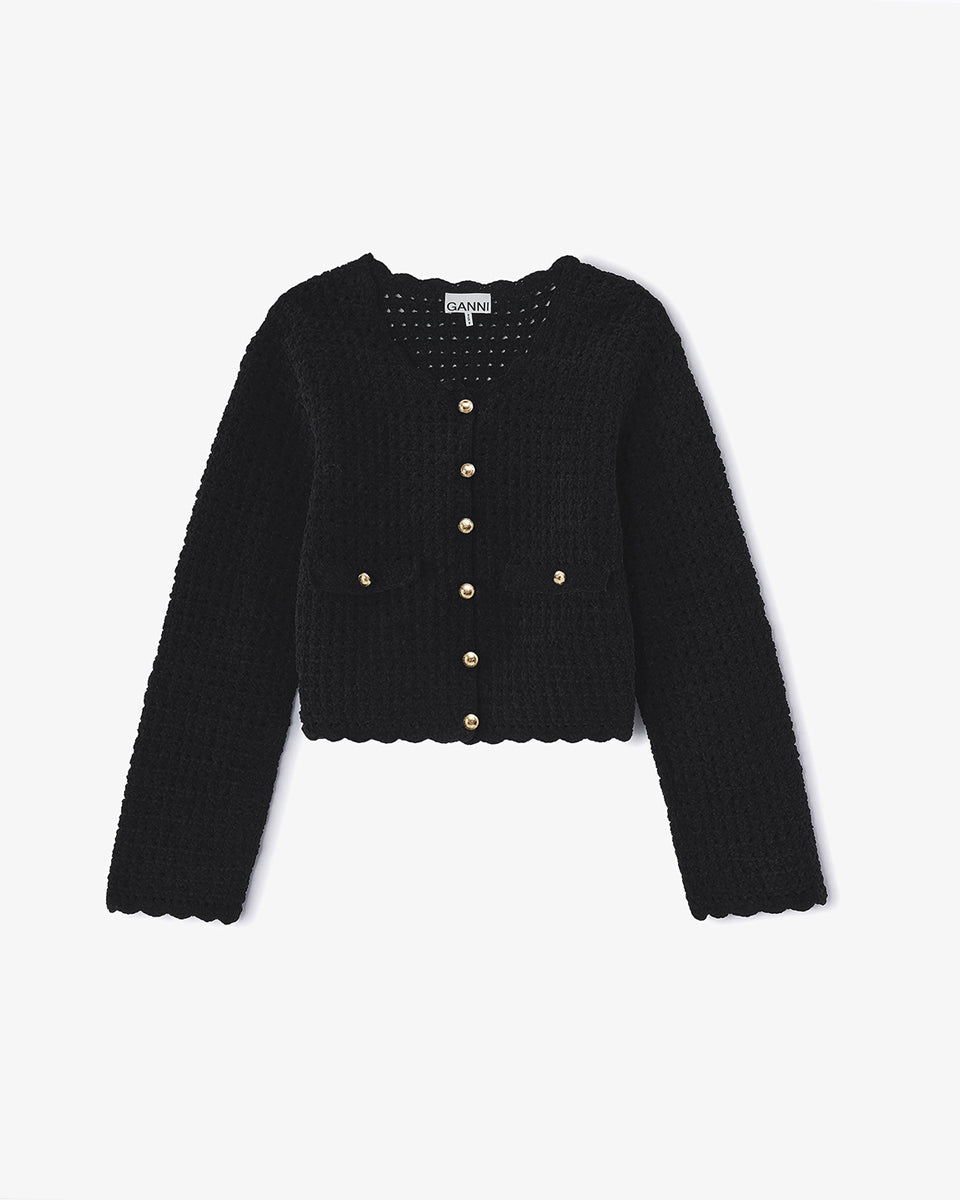 Krótki, czarny kardigan Chenille Crochet Black marki GANNI o pudełkowym kroju, z dekoltem w kształcie litery V i długimi rękawami. Zapinany na złote guziczki. Wykonany z dzianiny z bawełny organicznej o szydełkowym splocie.
-Krótki fason
-Szydełkowy splot
-Zamów kardigan w swoim normalnym rozmiarze
