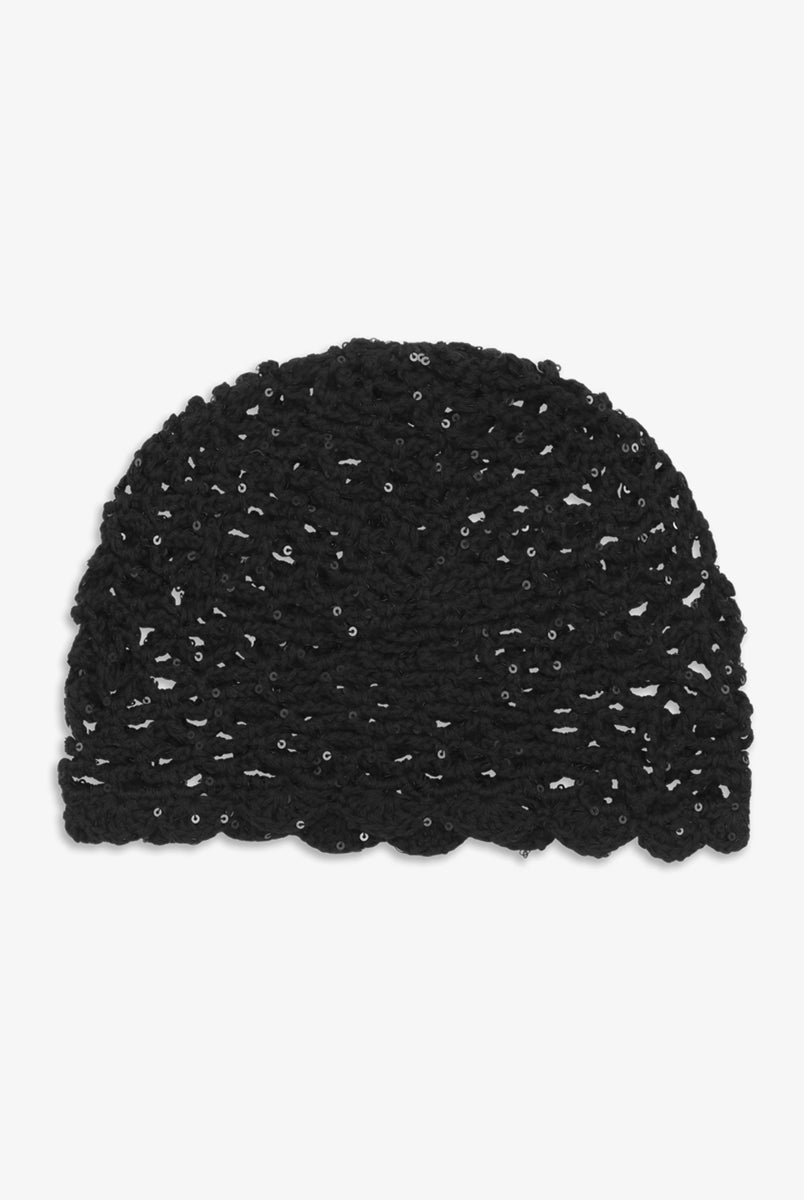Czapka szydełkowa z cekinami Crochet Sequin SUI AVA to ozdobne nakrycie głowy, wzbogacone delikatnymi cekinami, które pięknie odbijają światło i nadają całości subtelny blask. Lekki, ażurowy splot oraz muszelkowe wykończenie nadają jej kobiecy, elegancki charakter, czyniąc ją idealnym dodatkiem do stylizacji.