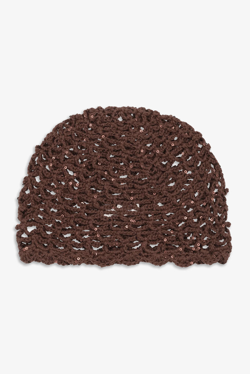 Czapka szydełkowa z cekinami Crochet Sequin SUI AVA to ozdobne nakrycie głowy, wzbogacone delikatnymi cekinami, które pięknie odbijają światło i nadają całości subtelny blask. Lekki, ażurowy splot oraz muszelkowe wykończenie nadają jej kobiecy, elegancki charakter, czyniąc ją idealnym dodatkiem do stylizacji.