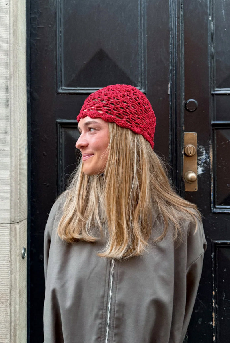 Czapka szydełkowa z cekinami Crochet Sequin SUI AVA to ozdobne nakrycie głowy, wzbogacone delikatnymi cekinami, które pięknie odbijają światło i nadają całości subtelny blask. Lekki, ażurowy splot oraz muszelkowe wykończenie nadają jej kobiecy, elegancki charakter, czyniąc ją idealnym dodatkiem do stylizacji.
