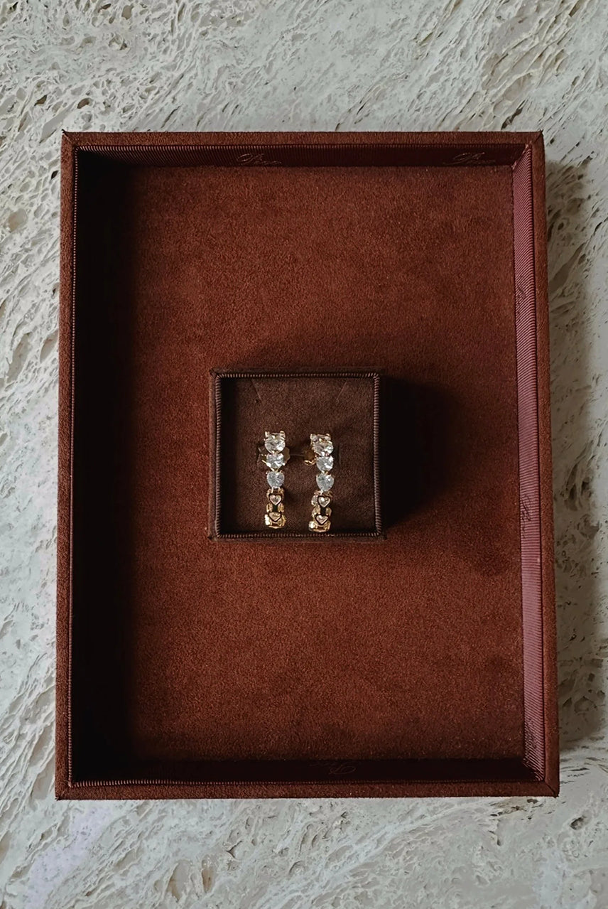 Stylowe kolczyki Crystal Heart Pico Copenhagen z kryształowymi serduszkami.
Bez niklu.
Ze względów higienicznych kolczyki nie podlegają wymianie ani zwrotom