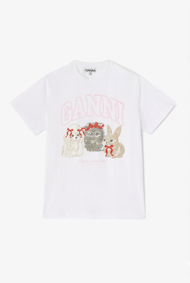 Luźny, bawełniany, biały t-shirt BASIC COTTON JERSEY Cute Animals GANNI z okrągłym dekoltem i krótkim, szerokim rękawem. Z przodu i tyłu posiada grafikę z uroczymi zwierzątkami oraz logo GANNI. Wykonany z miękkiej bawełny organicznej. Idealny z jeansami lub spódnicą.
-Luźny fason
-Miękka bawełna organiczna
-Zamów t-shirt w swoim standardowym rozmiarze. Jeśli chcesz, żeby był bardziej oversizowy - zamów go w większym rozmiarze.