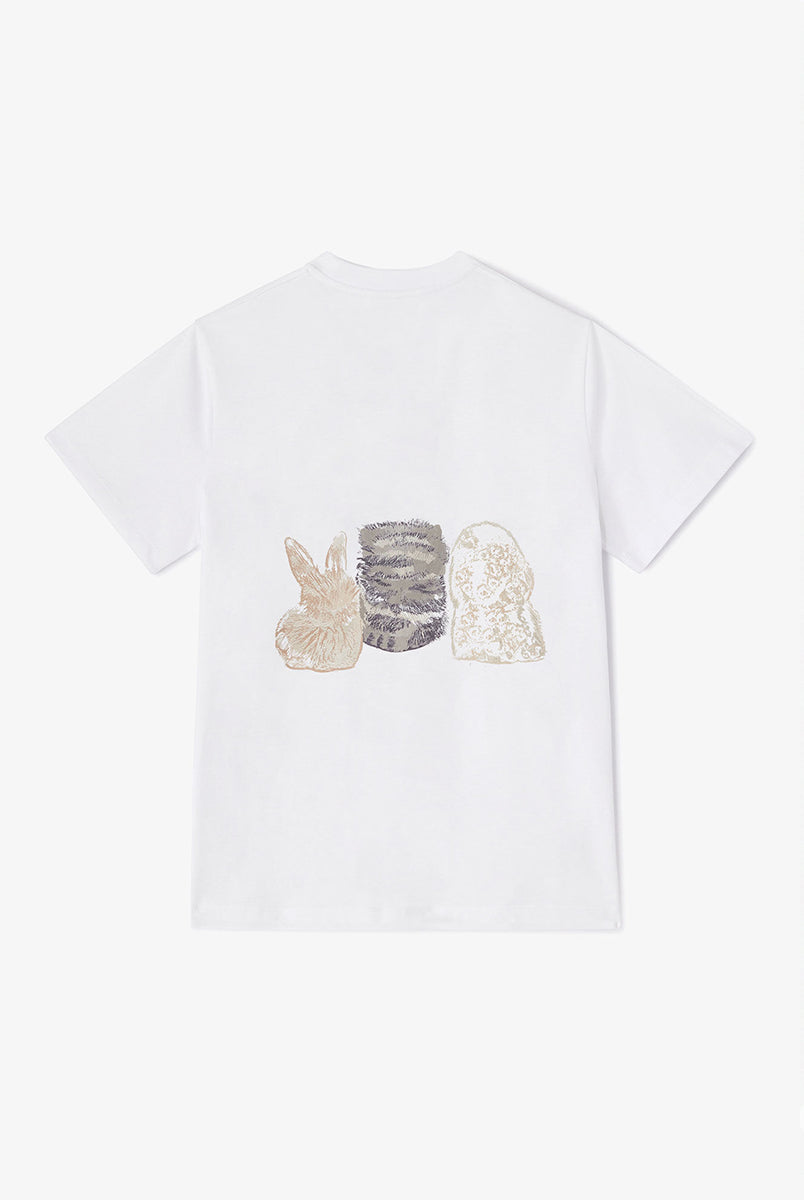 Luźny, bawełniany, biały t-shirt BASIC COTTON JERSEY Cute Animals GANNI z okrągłym dekoltem i krótkim, szerokim rękawem. Z przodu i tyłu posiada grafikę z uroczymi zwierzątkami oraz logo GANNI. Wykonany z miękkiej bawełny organicznej. Idealny z jeansami lub spódnicą.
-Luźny fason
-Miękka bawełna organiczna
-Zamów t-shirt w swoim standardowym rozmiarze. Jeśli chcesz, żeby był bardziej oversizowy - zamów go w większym rozmiarze.