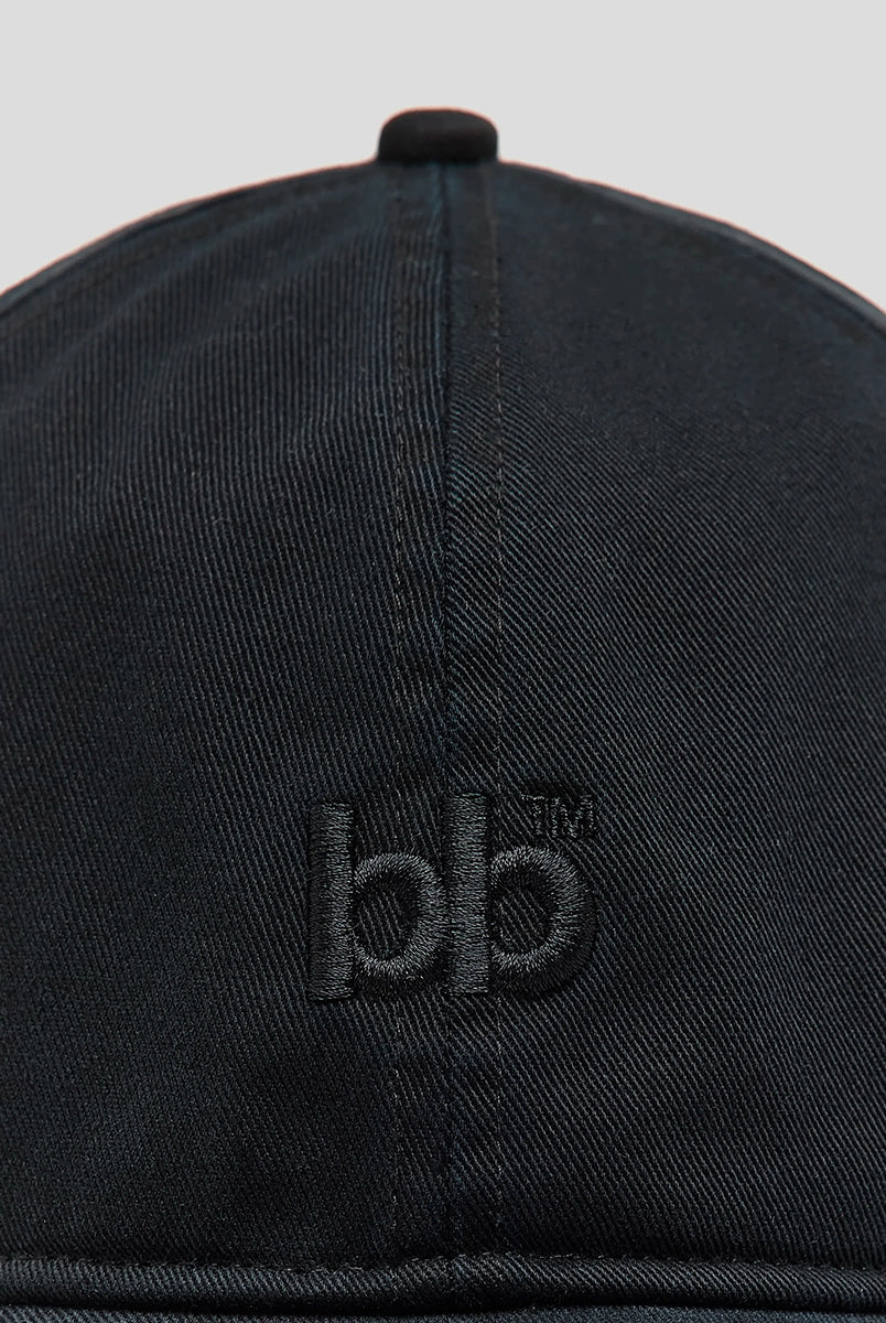 Klasyczna czapka z daszkiem Dacor Black Beauty marki BELLEROSE z logo. Regulowana za pomocą paska. Wykonana w 100% z bawełny.