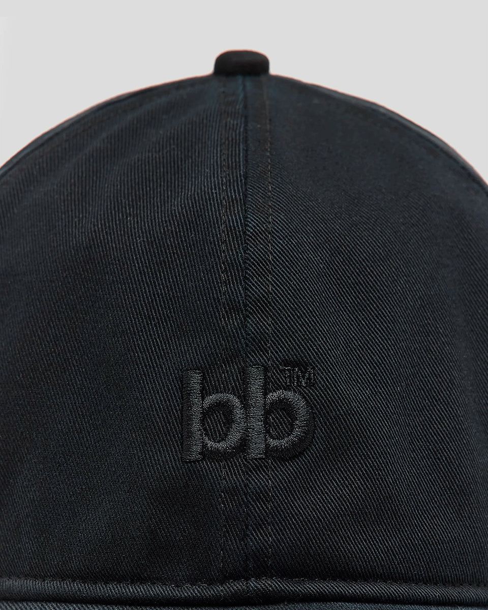 Klasyczna czapka z daszkiem Dacor Black Beauty marki BELLEROSE z logo. Regulowana za pomocą paska. Wykonana w 100% z bawełny.