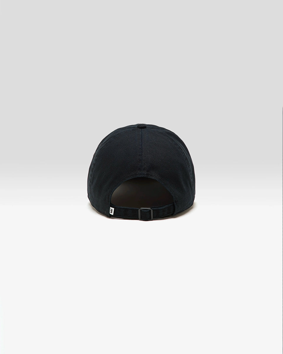 Klasyczna czapka z daszkiem Dacor Black Beauty marki BELLEROSE z logo. Regulowana za pomocą paska. Wykonana w 100% z bawełny.