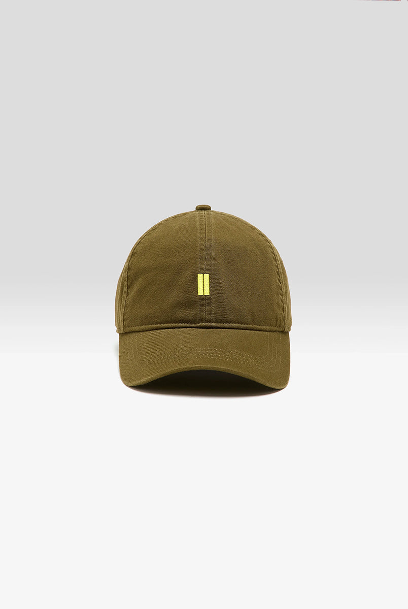 Klasyczna czapka z daszkiem Dacor Military marki BELLEROSE z logo. Regulowana za pomocą paska. Wykonana w 100% z bawełny.
