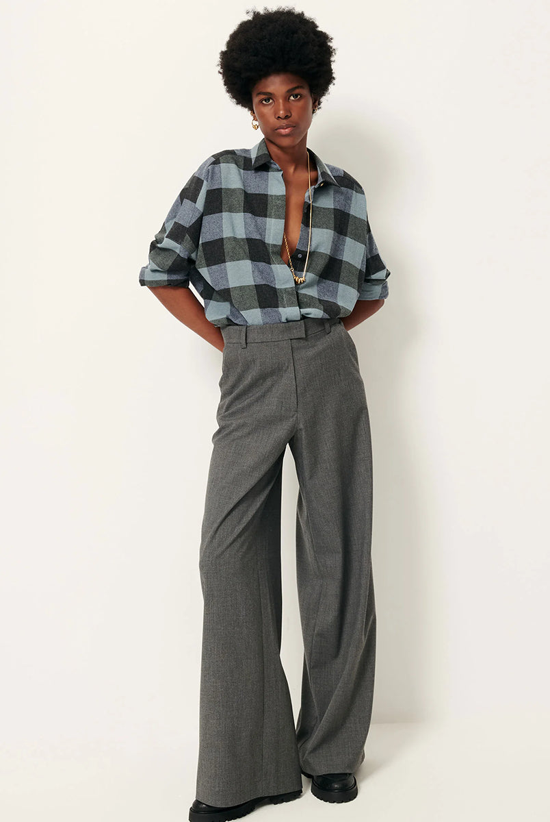 Luźne, szare spodnie Daficino Granit francuskiej marki Sessun z wysokim stanem i szeroką nogawką. Mają przedłużenie w pasie z wewnętrznym zapięciem na haftkę. Posiadają kieszenie ukośne i kieszenie z patką z tyłu. Noś je z ulubionym t-shirtem na codzień lub z koszulą, aby stworzyć bardziej elegancki look.