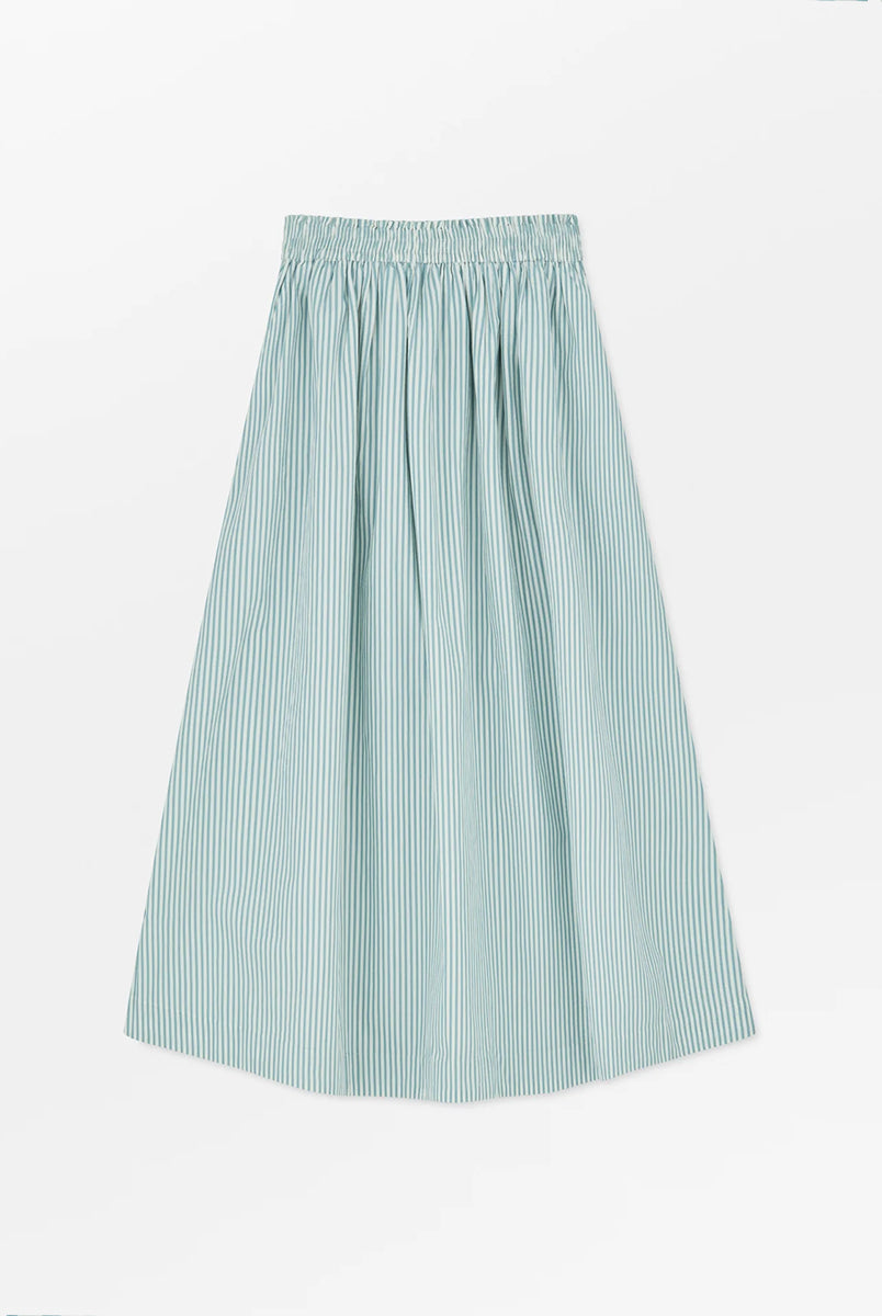 Luźna, maxi spódnica Dagny White/Aqua Stripe SKALL o trapezowym kroju, w paski. Posiada gumkę w pasie oraz kieszenie boczne. Marszczenia pod pasem nadają jej delikatnej objętości. Ma długość do kostek. Wykonana w 100% z bawełny organicznej.
-Obszerny krój
-100% bawełna organiczna
-Wybierz swój standardowy rozmiar