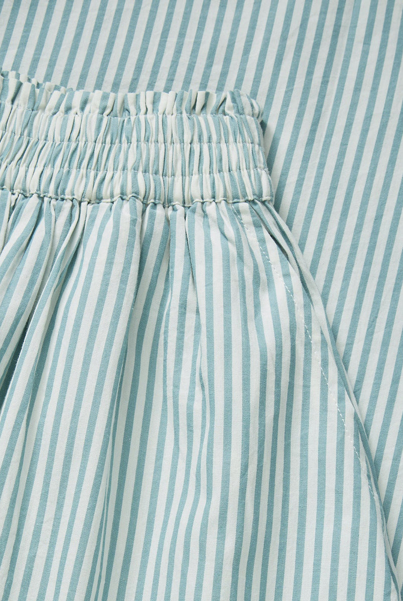 Luźna, maxi spódnica Dagny White/Aqua Stripe SKALL o trapezowym kroju, w paski. Posiada gumkę w pasie oraz kieszenie boczne. Marszczenia pod pasem nadają jej delikatnej objętości. Ma długość do kostek. Wykonana w 100% z bawełny organicznej.
-Obszerny krój
-100% bawełna organiczna
-Wybierz swój standardowy rozmiar