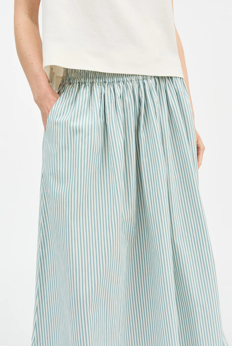 Luźna, maxi spódnica Dagny White/Aqua Stripe SKALL o trapezowym kroju, w paski. Posiada gumkę w pasie oraz kieszenie boczne. Marszczenia pod pasem nadają jej delikatnej objętości. Ma długość do kostek. Wykonana w 100% z bawełny organicznej.
-Obszerny krój
-100% bawełna organiczna
-Wybierz swój standardowy rozmiar